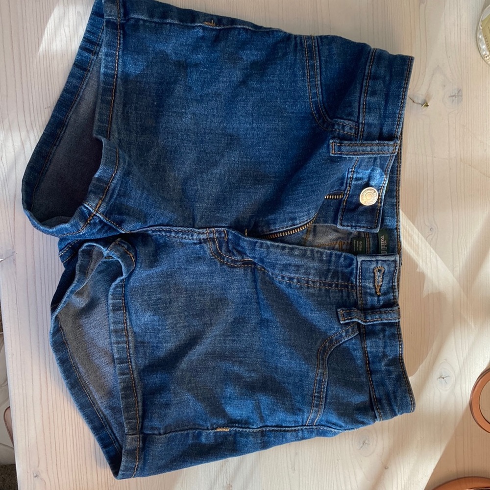 Tight, high-waisted jean shorts